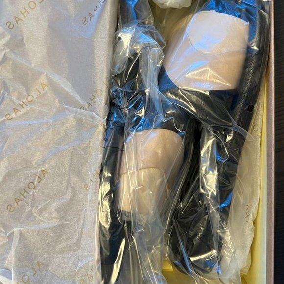 Alohas Sandals - Picture 3 of 4